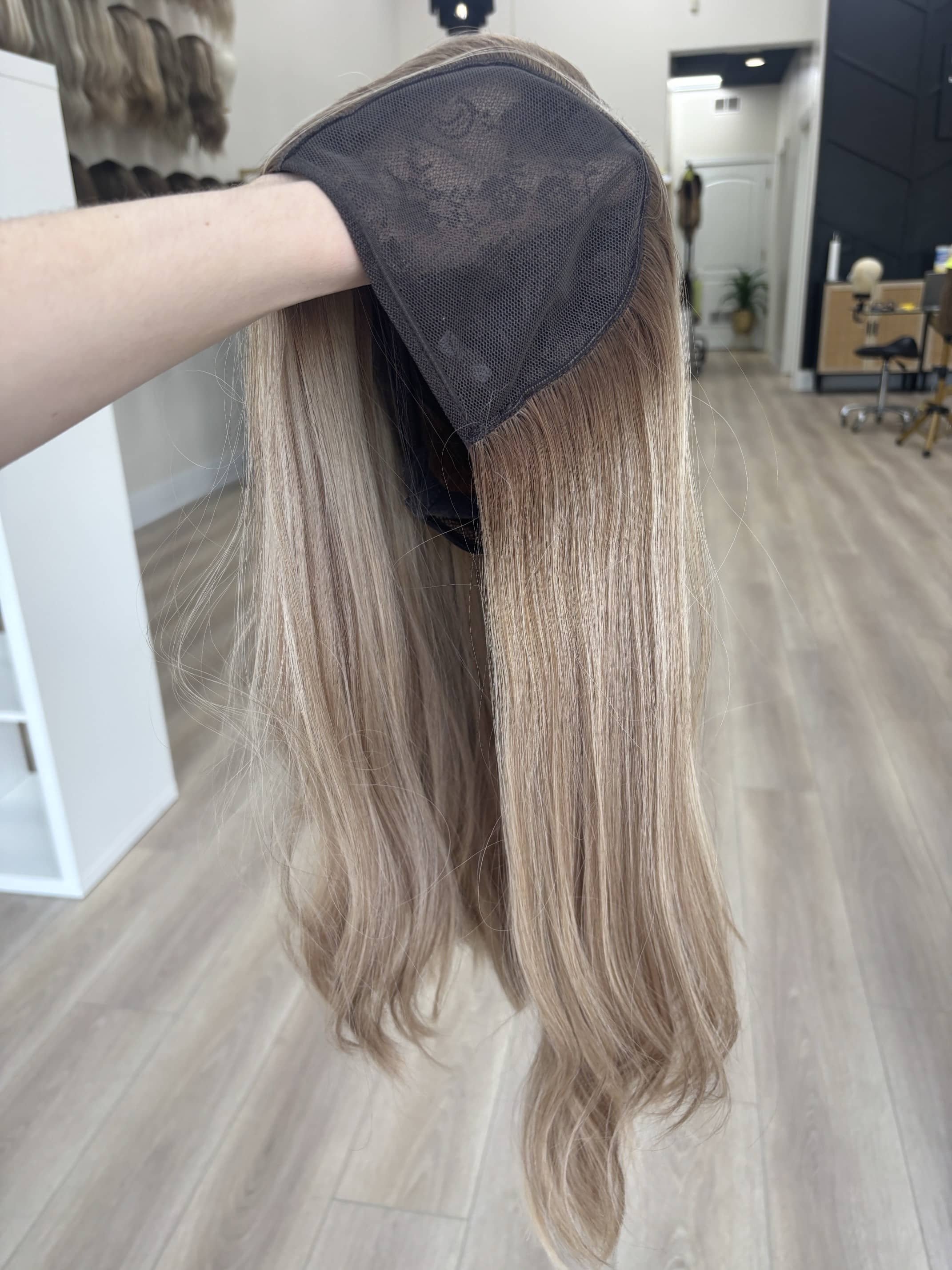 _Experience_premium_hair_toppers_in_Los_Angeles__blending_seamless_style_with_fine_hair_solutions___.jpg