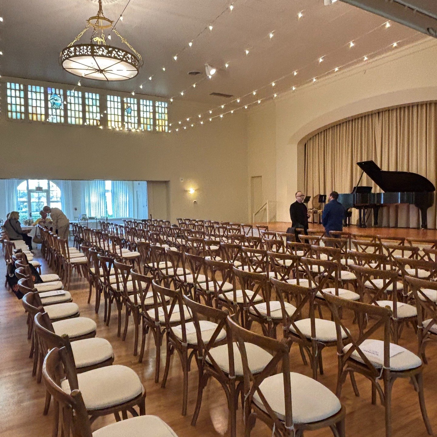 Today’s office: @lajollawomansclub. Sang Frauenliebe und Leben for @lesalondemusiques. Beautiful space, great crowd, always a pleasure to share this glorious music. ๐ถ
#frauenliebeundleben #schumann #lajolla #lesalondemusiques #sundaysing