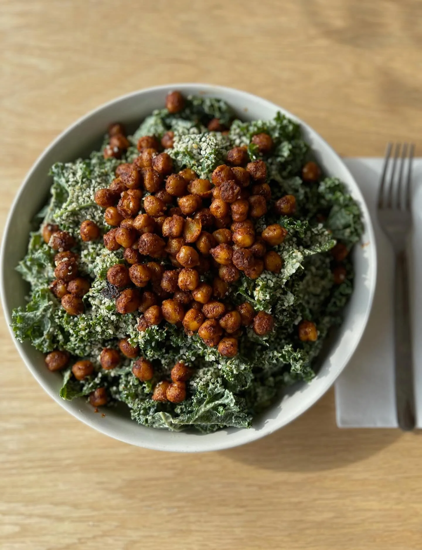 Hearty kale, creamy cashew caesar dressing, and crunchy spiced chickpeas. Our plant-based Caesar salad is a lunchtime legend you have to experience for yourself.🥗