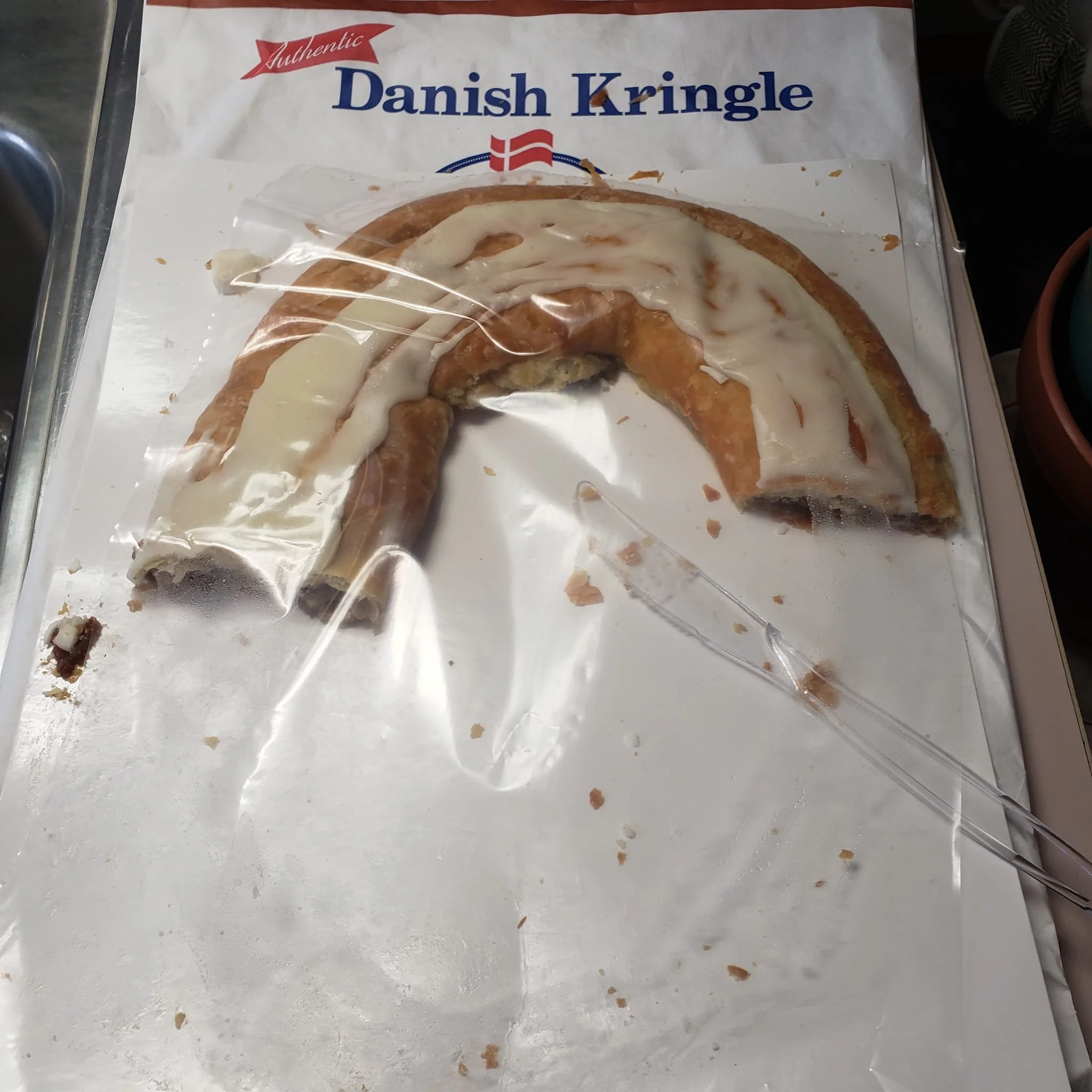 Several months ago I talk to my newyorker co worker about  Danish kindle. I saw Erin McDowell  on Bake it up a notch demonstrating the recipe.  Meredith brought one in today to share with the group. Pecan.... man it is like a Pecan pie in a danish...