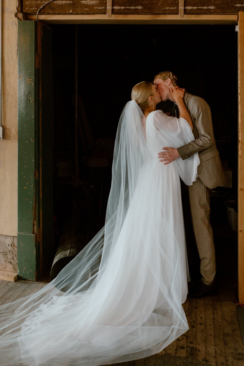 cardston-wedding-photographer-love-and-be-loved-photography-hannah-ridge-sloan-freddys-on-main-72.jpg