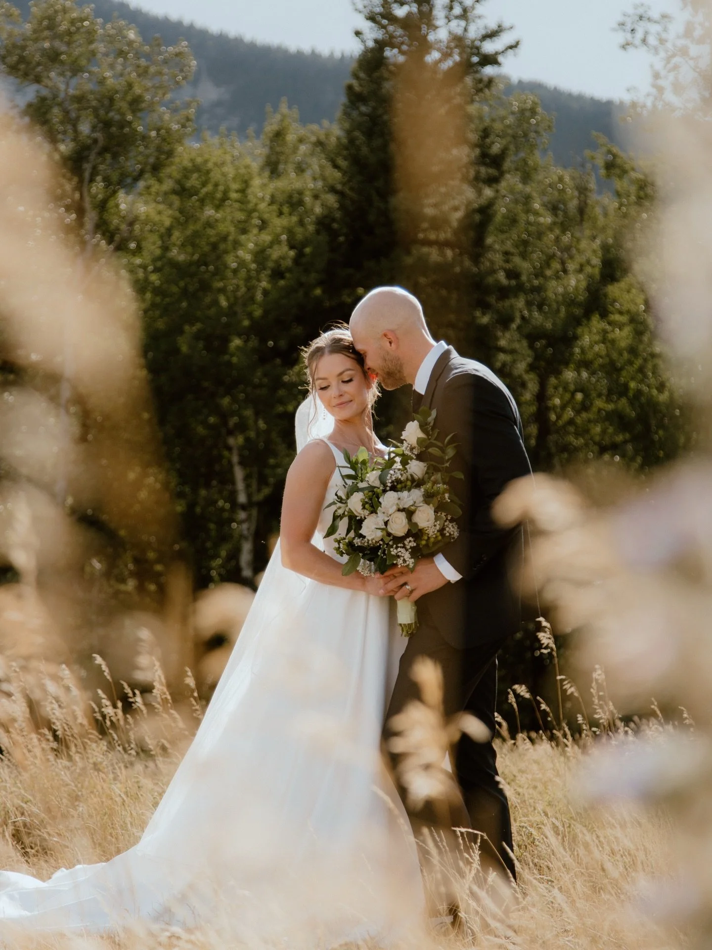I was going through some hard drives last night and fell in love with these images that Adelyn captured while second shooting for @samanthapaige.photography at an adorable wedding in the Crowsnest Pass. 🤍

If you&rsquo;ve had the chance to work with