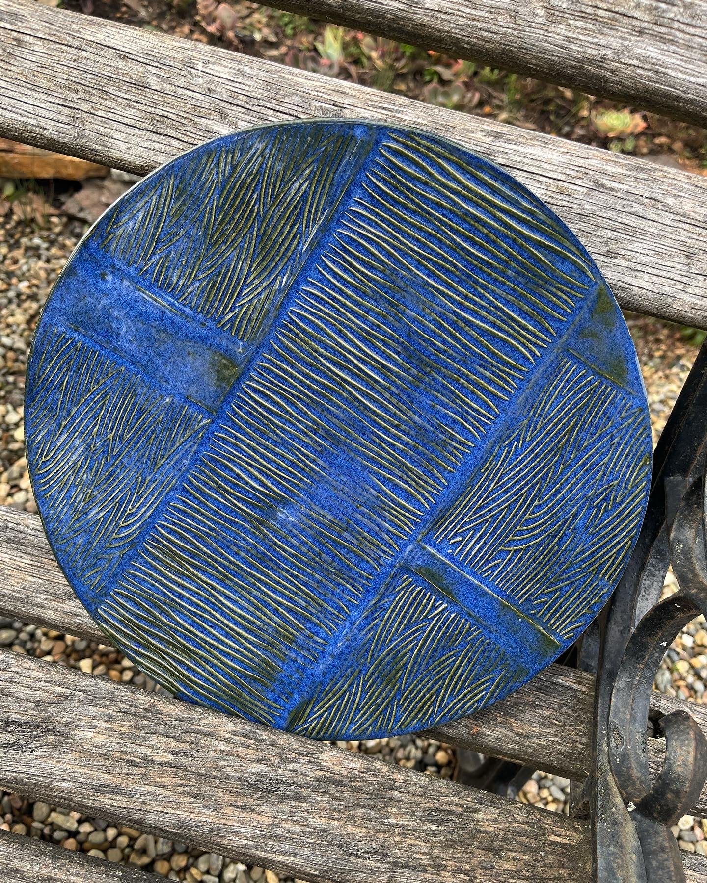 Large textured serving dish, bue/black