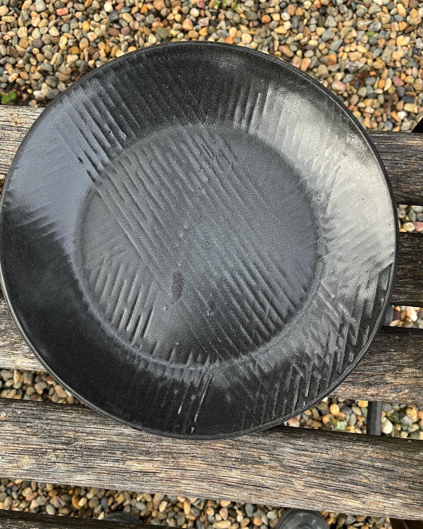 Textured serving plate, black