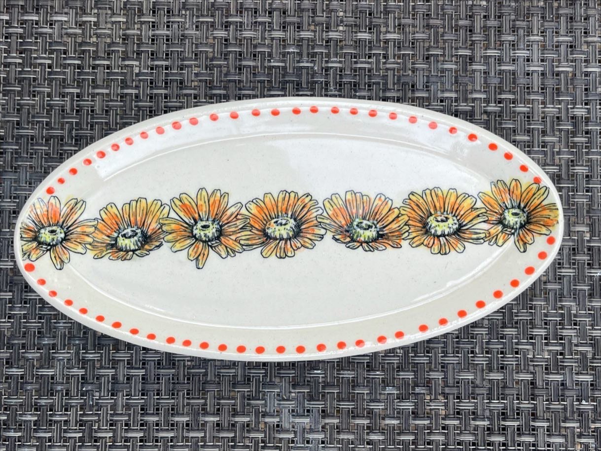 Daisies and dots plate