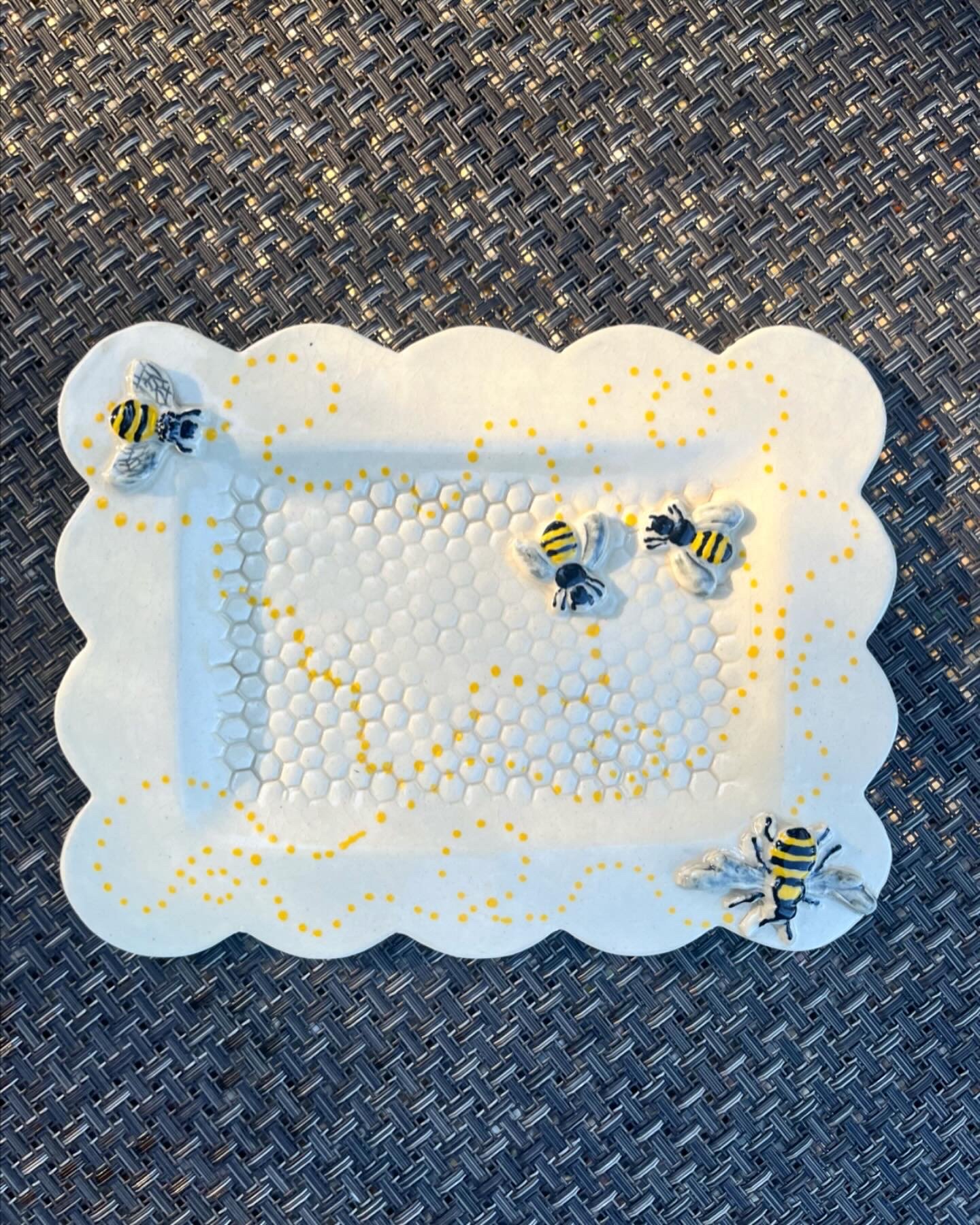 Scalloped busy bee dish