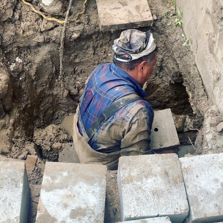 Applying pressure pushing these  concrete piles on this beautiful muddy Thursday after days of rain 🌧
.
.

Underpinning this home to better support and distribute it&rsquo;s weight. Also leveling areas where the house has settled. We&rsquo;re most d