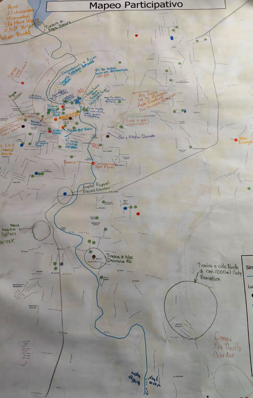 Mapa participativo con anotaciones en varios colores, indicando lugares, actividades y observaciones en torno a un río y áreas cercanas.