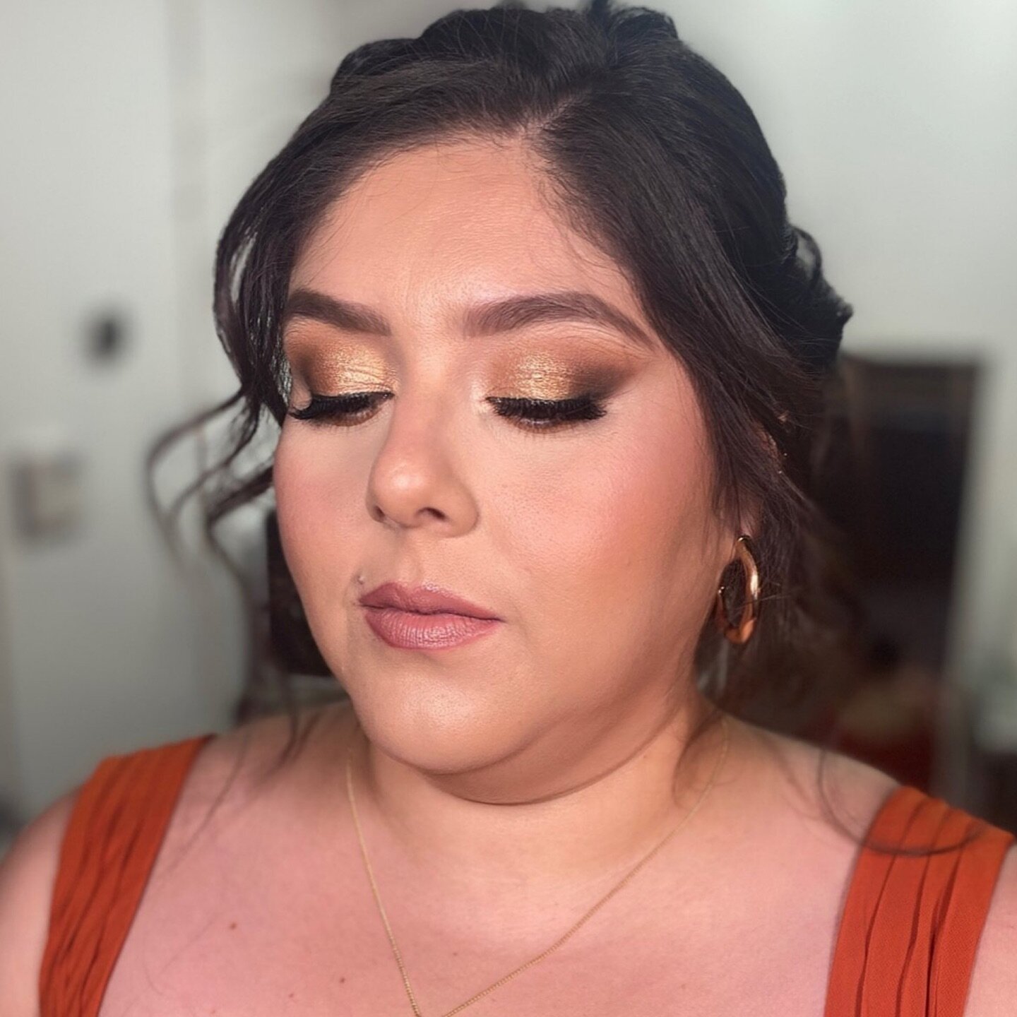 These neutrals and golds totally compliment her dress! Gotta love a good smokey eye for a Vegas wedding!