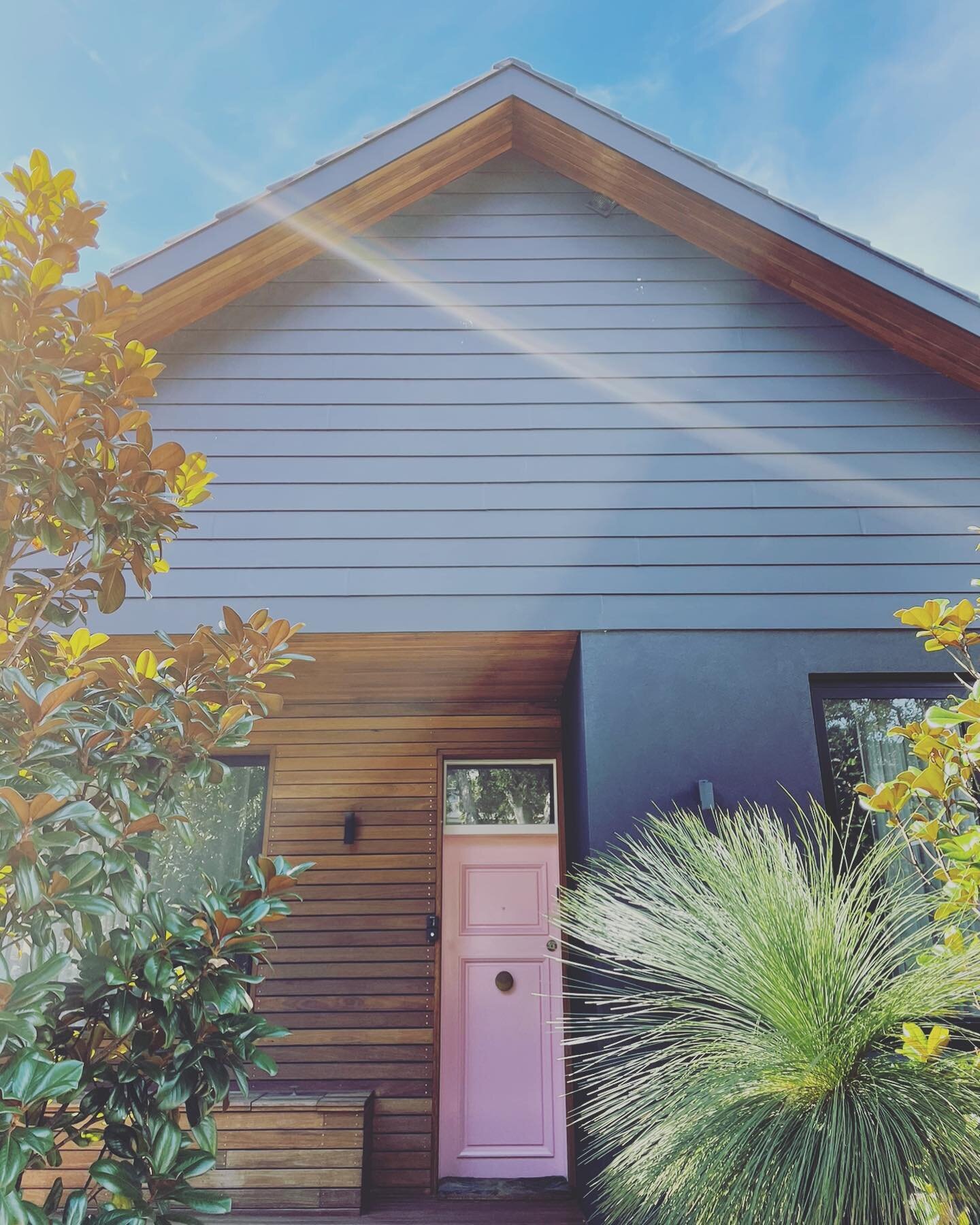 Bondi House - think pink 🧠 #home #house #renovation #build #design #housedesign #homerenovation #pink #facade #bondi #bondibeach #interiors #garden #gardensofinstagram #gardendesign #sydney #australia
