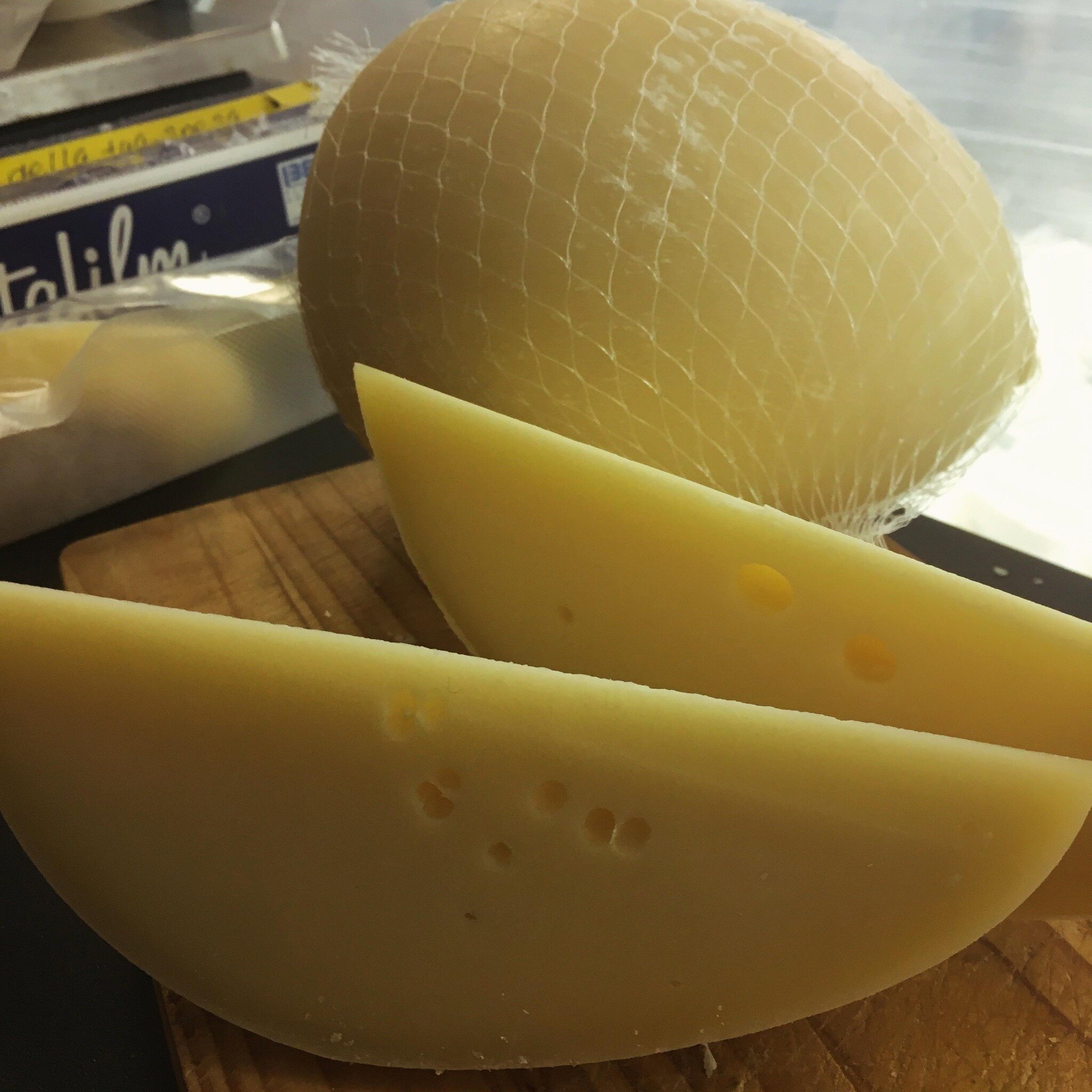 Caciocavallo dolce intero o in tranci disponibile