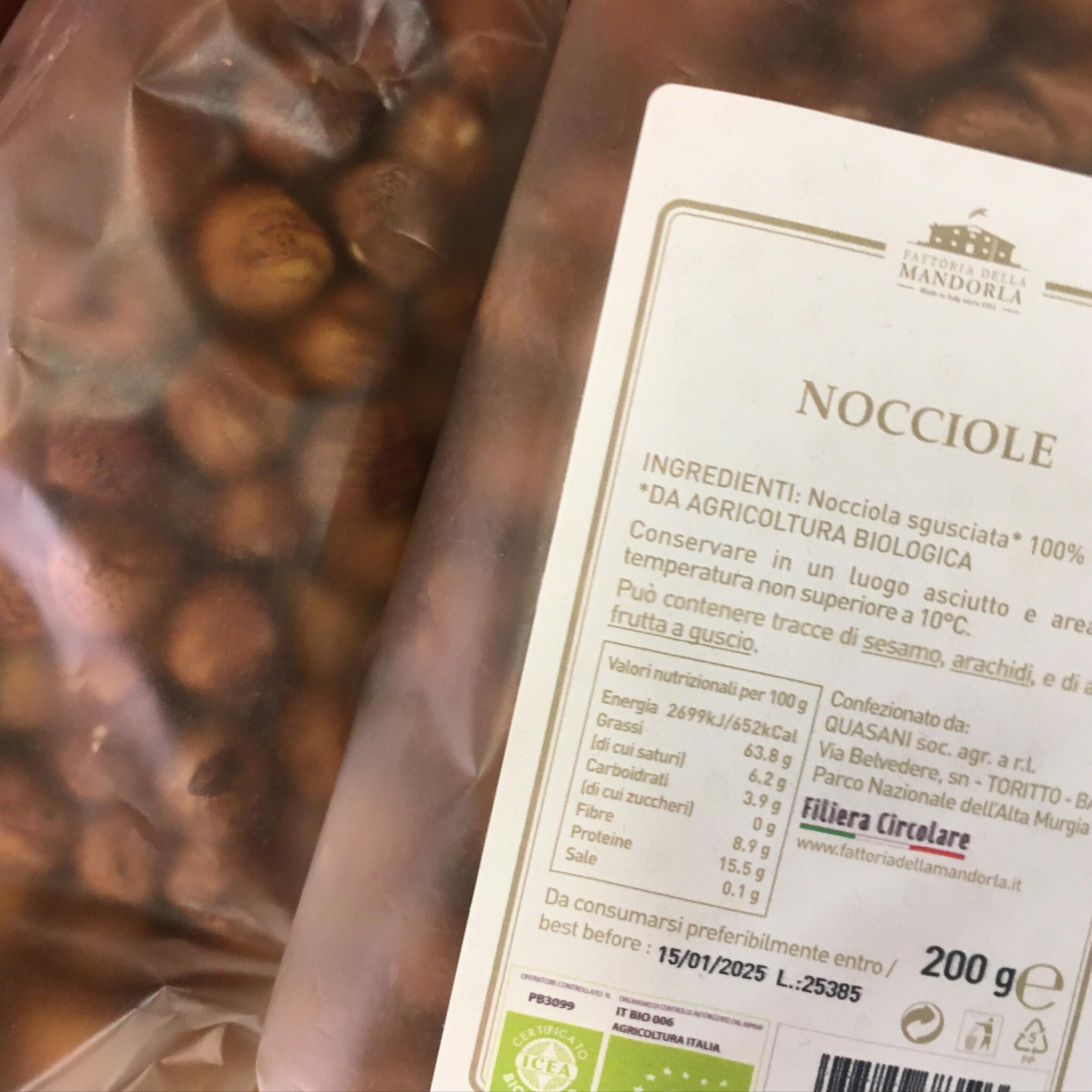 Nocciole sgusciate 100% da agricoltura Biologica. Filiera circolare italiana.