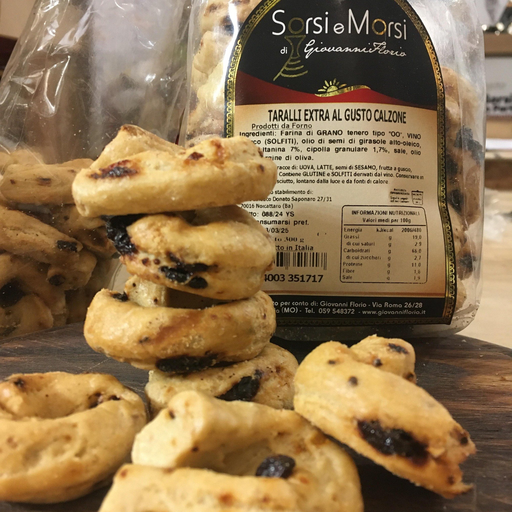 NOVIT&Agrave; Taralli Extra al gusto CALZONE. Lavorato a mano con iva sultanina, cipolla ed olio extravergine di oliva. Friabili, gustosi, sani, digeribili ed IRRESISTIBILI. Nostra selezione disponibili online sacchetto da 300gr