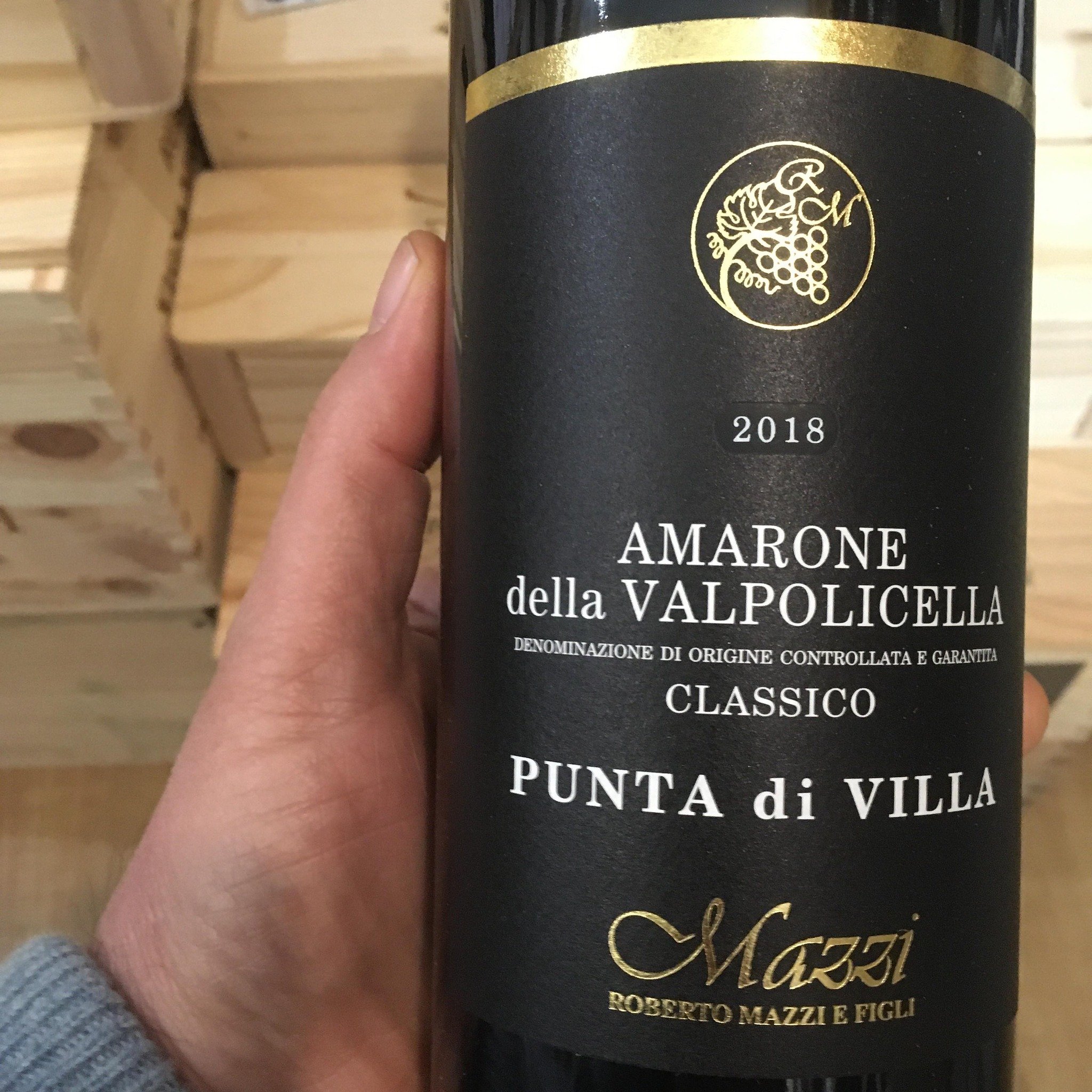 Per festeggiare con queste giornate invernali? Un grande classico #mazzi_winery AMARONE della Valpolicella PUNTA DI VILLA da uve Corvina, Corvinone, Rondinella e Molinara appassite. Da abbinare a piatti di carne, brasati e stufati, formaggi stagionat