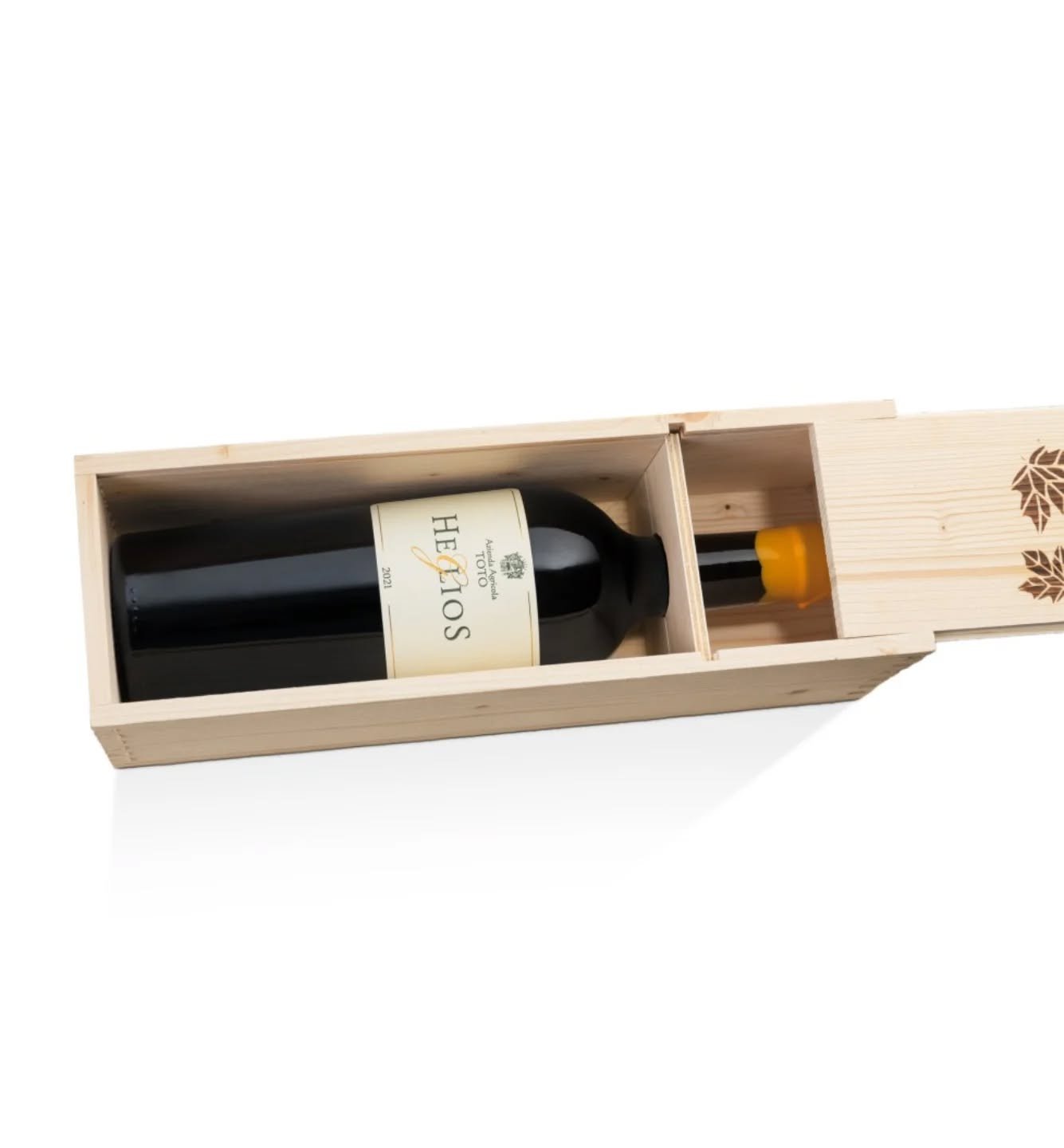 Elegante cofanetto in legno, con una bottiglia di Heglios moscato dolce delle Cantine Toto.
Helios &egrave; il Dio del sole nella mitologia greca, scelto apposta come nome di questo vino per sottolineare l'importanza dell' appassimento su pianta prim