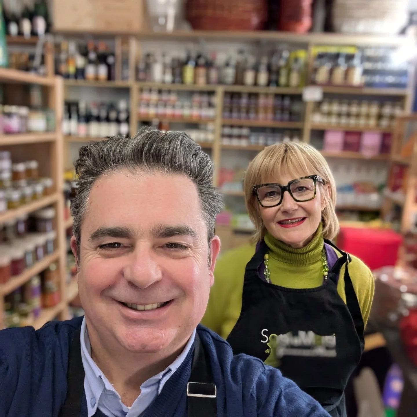 Tra ceste e pacchetti tra fiocchi e nastri, siamo pronti a confezionare il regalo perfetto per il tuo Natale 2025. 
🥂Vini, Spumanti e Panettoni. Dolci, Cioccolato e tante bont&agrave; irresistibili. 
🎅APERTI TUTTI I GIORNI FINO A NATALE
Mar-Sab H 9