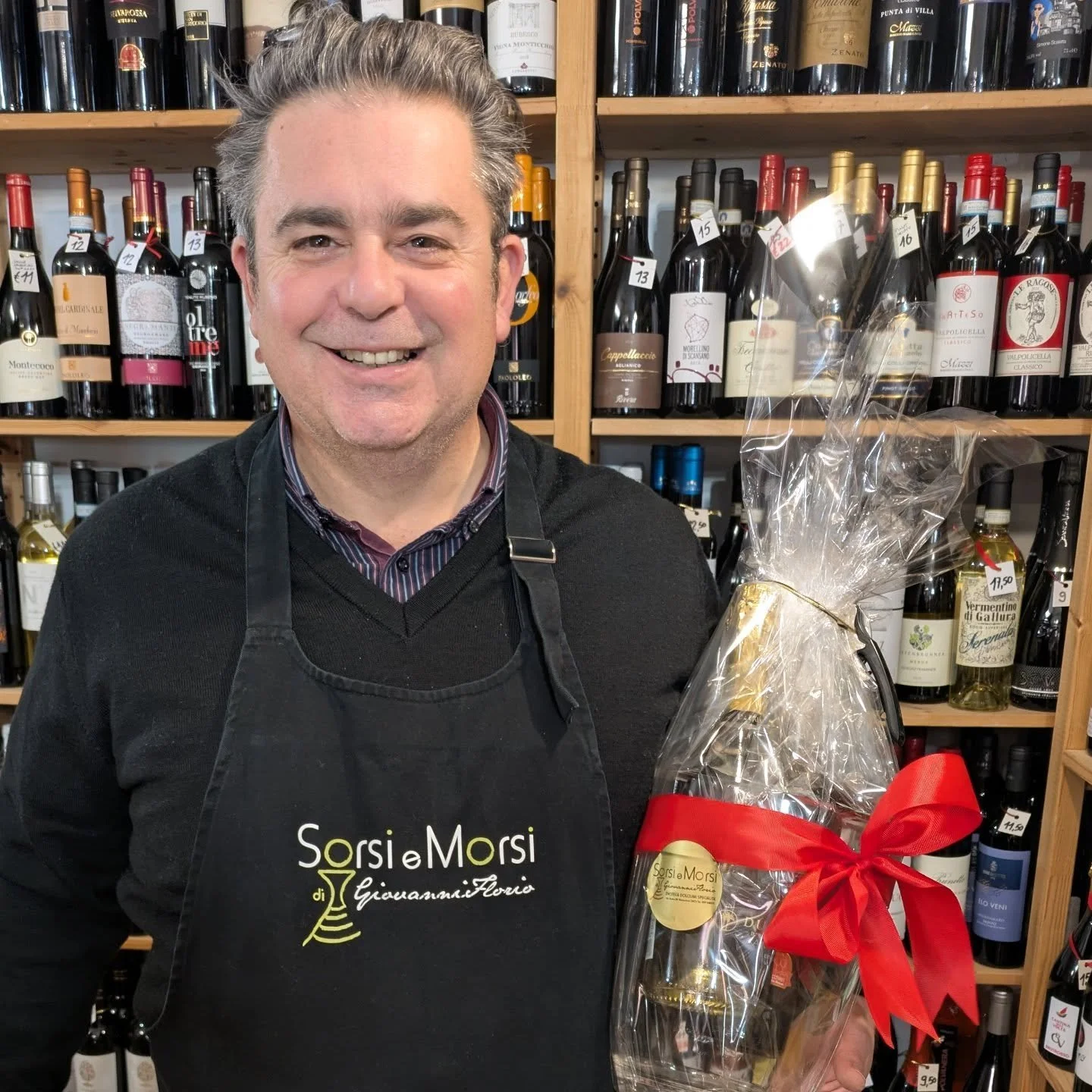 Un'altra confezione in partenza, composta da:
- Secchiello porta ghiaccio
- Apribottiglia
- Spumante AMALUNA
- Vino Rosso Riserva SELVA ROSSA 
#cantineduepalme