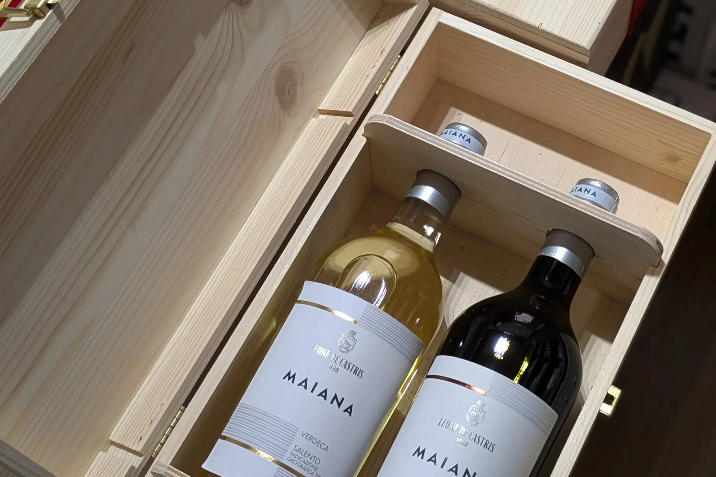 Bottiglie di vino bianco e rosso in una cassa di legno