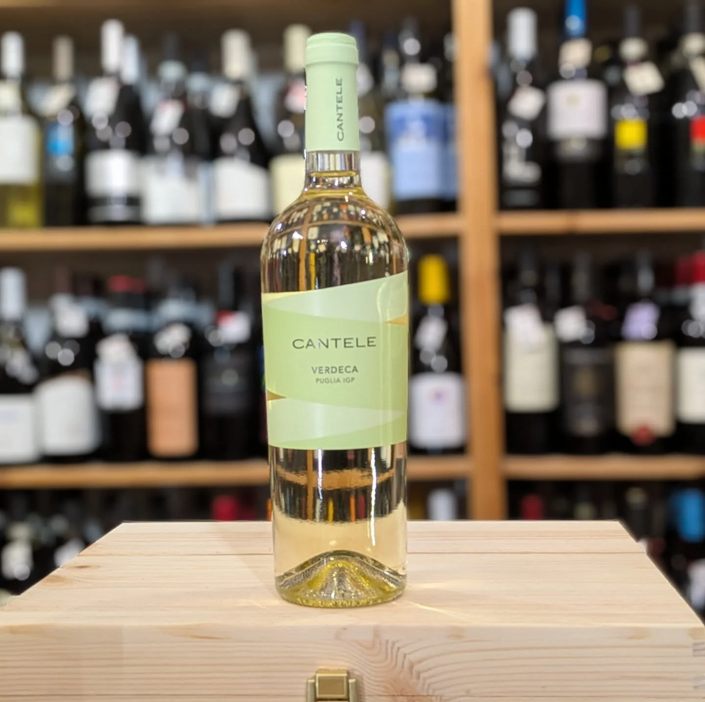 4 Vini bianchi perfetti per accompagnare piatti leggeri, pesce, carni bianche o formaggi delicati.
- Verdeca Puglia IGP Cantele
- Chardonnay Puglia IGP Cantele 
- Greco Calabria IGT Statti
- Verdeca Puglia IGP San Marzano
Prezzi? A partire da &euro;9