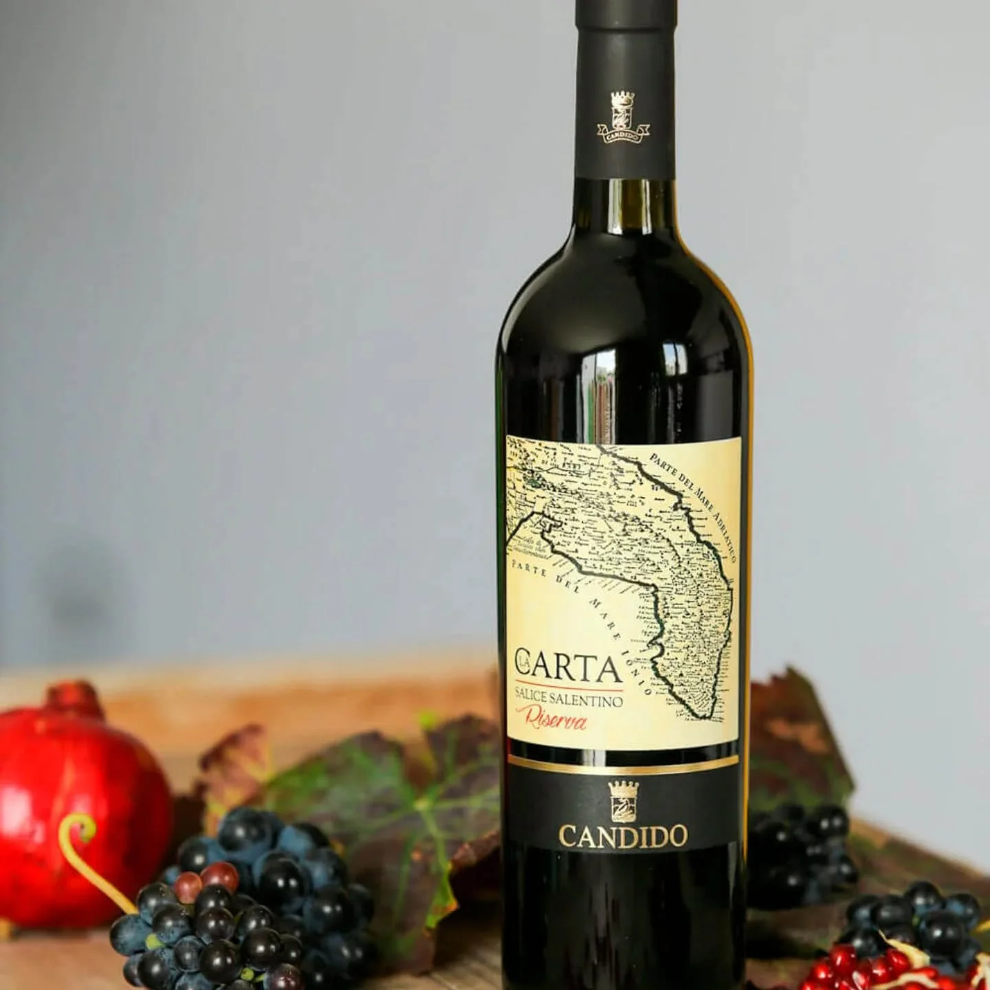 LA CARTA Cantina Candido. Vino rosso ottenuto con uve Negroamaro e Malvasia Nera per creare questo 
Salice Salentino Riserva.
Due anni di invecchiamento, di cui 6 mesi in botte. Sentori di cacao e cuoio, un rosso armonico e morbido, persistente al pa