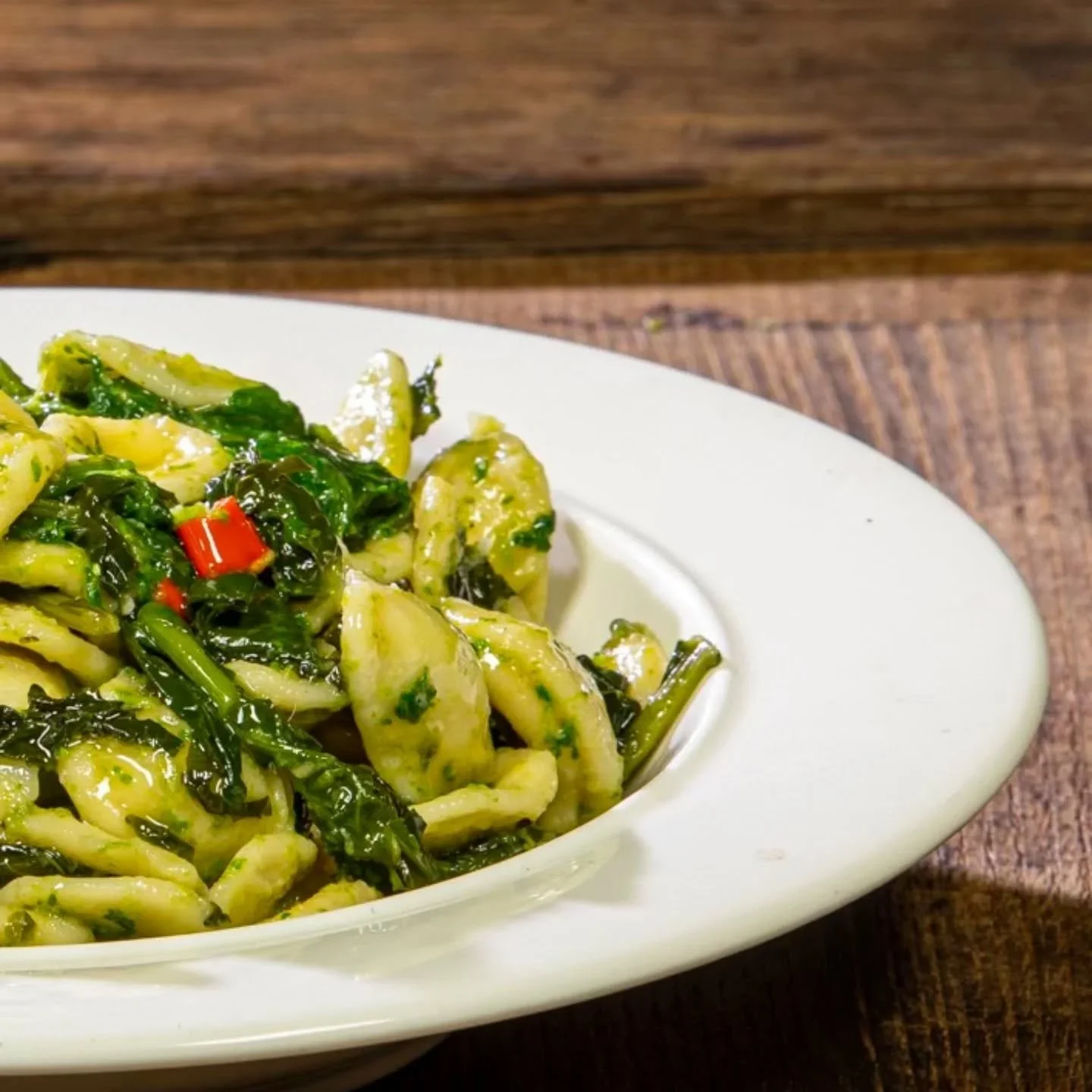 Orecchiette con Cime di Rapa.
Prova a prepararle tu a casa con le nostre Orecchiette artigianali pugliesi 
Disponibili in bottega pacco da 500gr al costo di &euro;2,70. Vi aspettiamo e vi spieghiamo come prepararle 😉