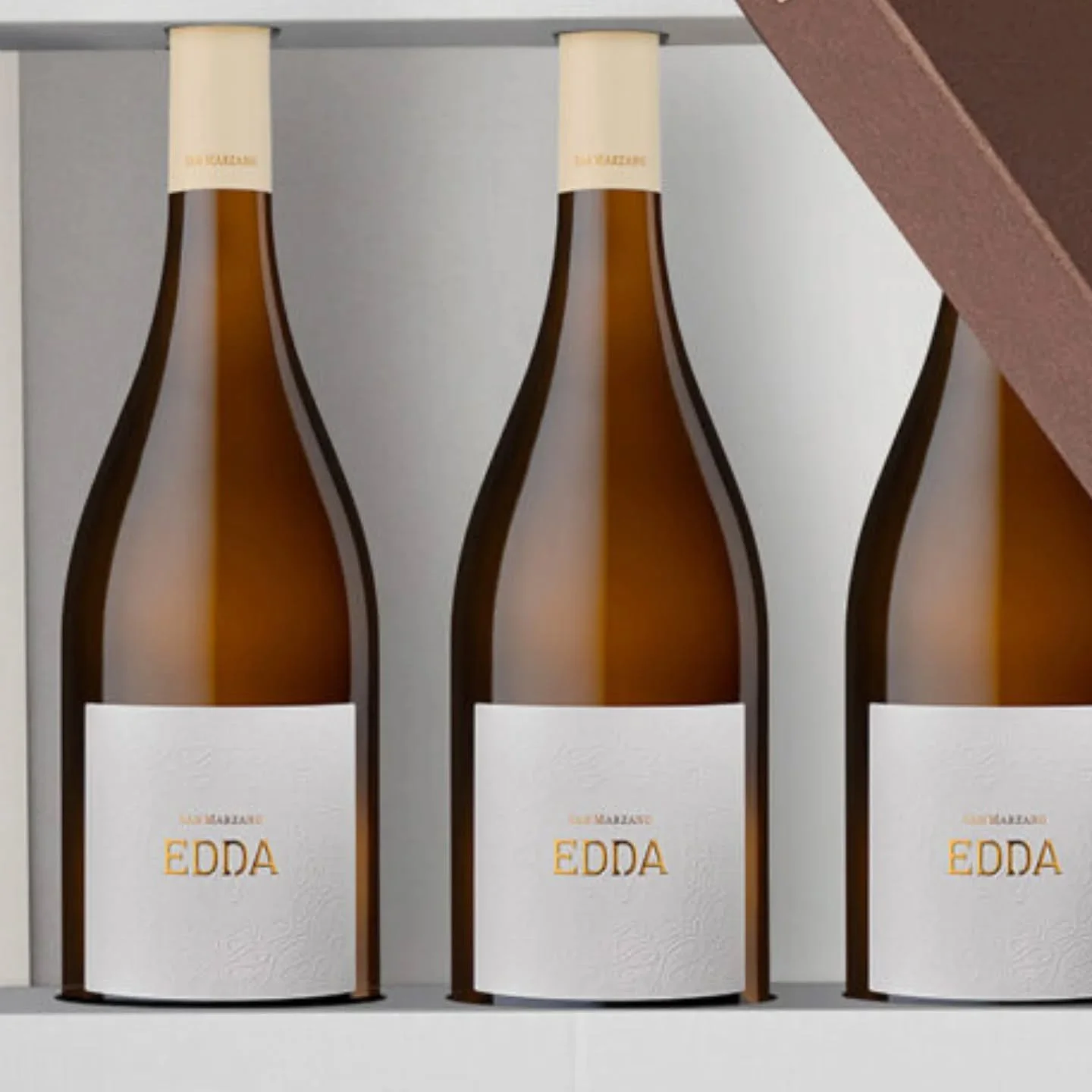 EDDA cantine San Marzano, da uve  Chardonnay. Edda, in dialetto salentino, significa "Lei". Un nome che racchiude l'essenza femminile, sensuale e luminosa di questo straordinario bianco di San Marzano.

Se ami i bianchi strutturati, mineral