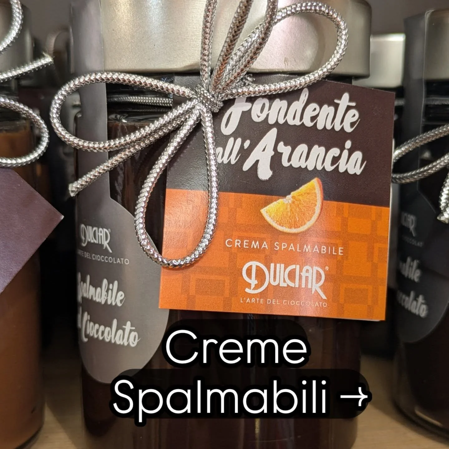 Esistono incontri scritti nel destino... e poi esiste l'incontro tra la nostra Colomba e le nostre creme spalmabili. 🕊️✨
Immagina: la morbidezza dell'impasto che accoglie la vellutata carezza di un cuore al pistacchio, o l'intensit&agrave; dell'aran