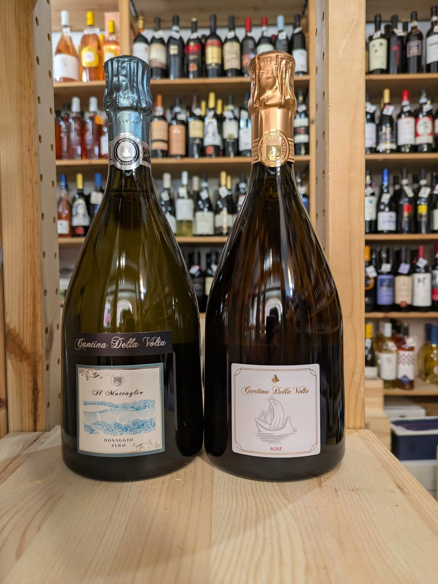 Espressione del territorio Modenese, questa Cantina di Bomporto produce dell'ottimo vino Lambrusco e non solo, con Metodo Classico. Disponibili :
👉 Mattaglio dosaggio zero, da uve Chardonnay e Pinot nero 24M
👉Ros&egrave;, Lambrusco di Sorbara 42M
?