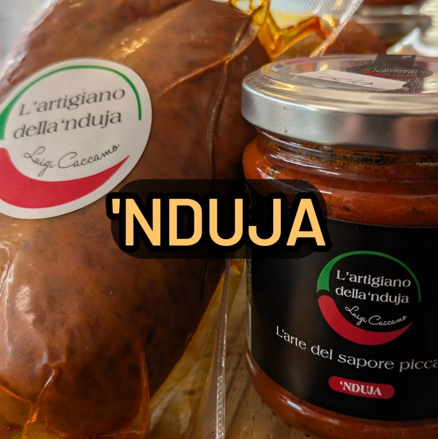 La 'Nduja &egrave; un' insaccato tipico calabrese. A base di carne di maiale, peperoncino ed altre spezie &egrave; profumato, goloso ed insaporisce bruschette, pizze e primi piatti.
Non hai mai provato? Disponibile 
👉in budello (versione originale) 