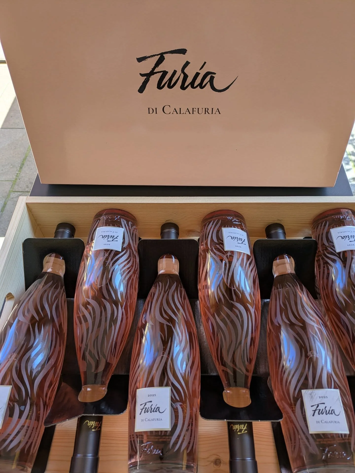 Nuovi Arrivi ! Furia di Calafuria, un prestigioso vino rosato da uve Negroamaro, Syrah e Cabernet Franc. Prodotto dalla cantina Tormaresca.
👉E qui che aspetta !