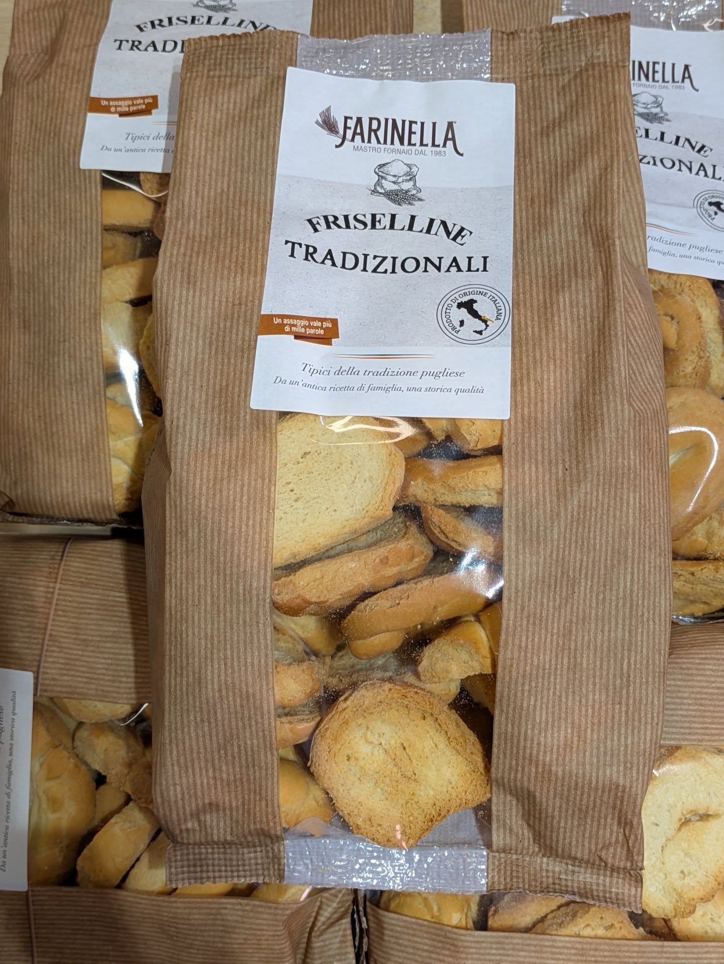 A grande richiesta sono arrivate le Friselline di grano.
💡Pranzo o cena: condisci con pomodorini freschi tagliati a met&agrave;, olio extravergine buono (prova il nostro!) e origano.