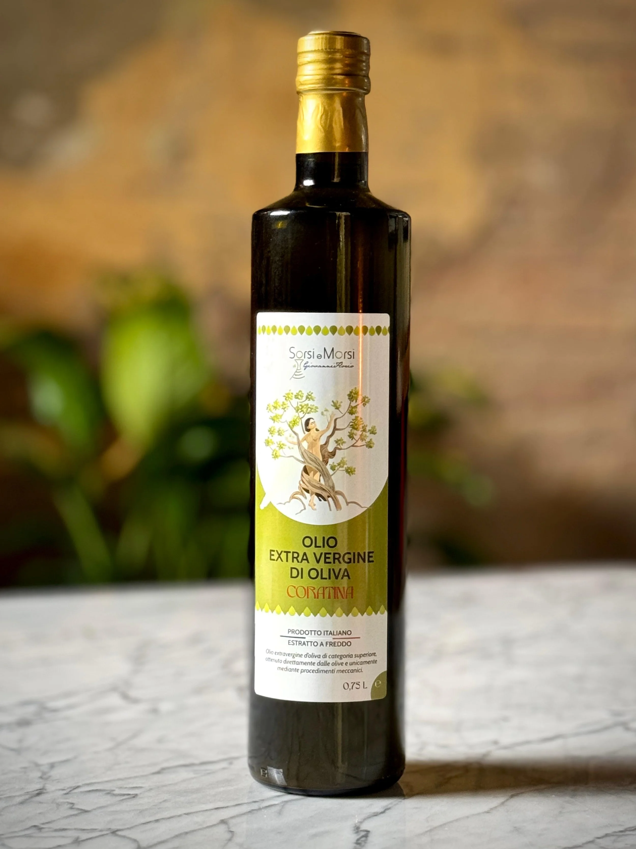Bottiglia di olio extravergine di oliva da olive Coratina