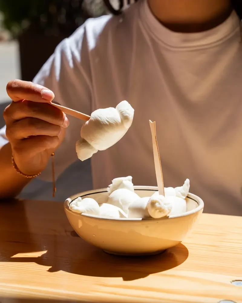 Tapas pugliese, un piattino di Nodini fatti a mano, Mozzarella vaccina pugliese.