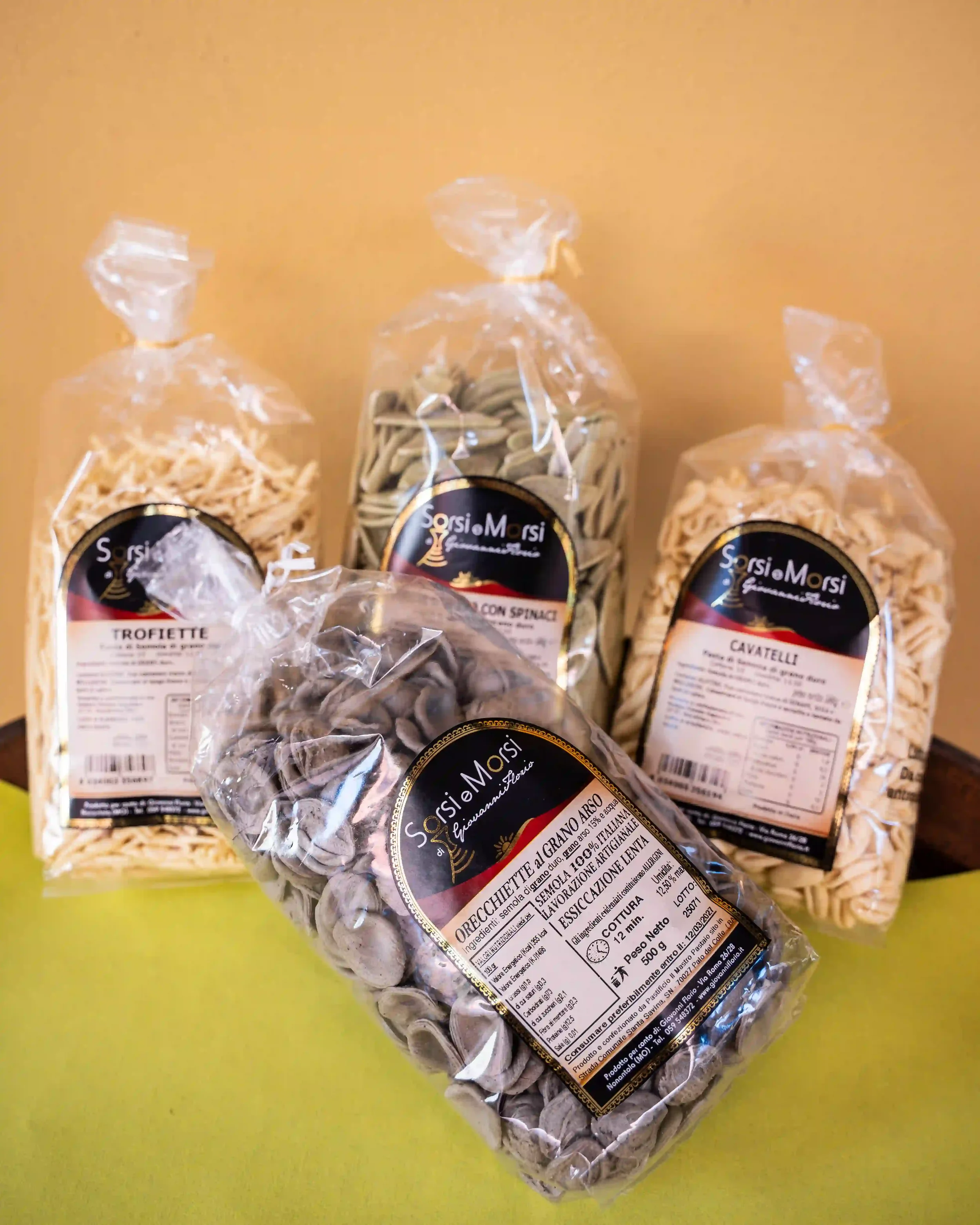 Pasta artigianale di grano duro, formati classici della tradizione pugliese, Orecchiette, Cavatelli e foglie di Ulivo