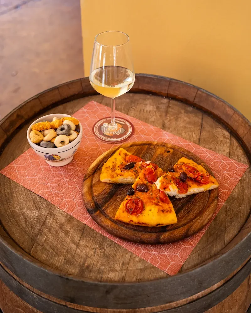 Focaccia barese, taralli artigianali pugliesi ed un calice di vino bianco. Una piccola pausa aperitivo da Sorsi e Morsi a Nonantola MO