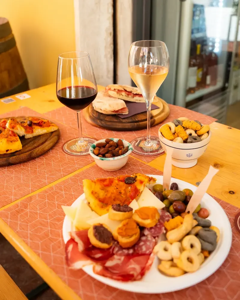 Piatto degustazione con focaccia barese, due calici di vino. Un aperitivo per due persone da Sorsi e Morsi, Nonantola MO.
