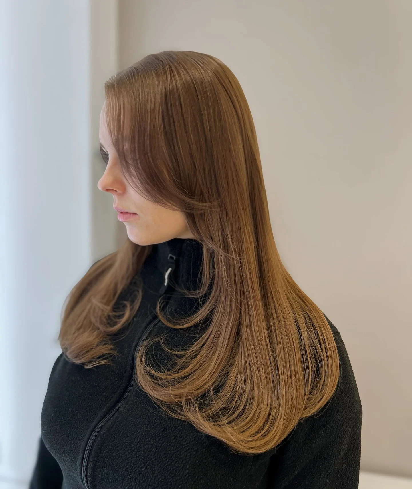 Kahden rivin beaded weft- pidennys ja glossing 🤎

Glossing on kiiltos&auml;vytys, jolla freesataan hiusten s&auml;vy esimerkiksi v&auml;rj&auml;ysten tai raidoitusten v&auml;liss&auml; tai voidaan tehd&auml; hiustenpidennysten laiton yhteydess&auml;