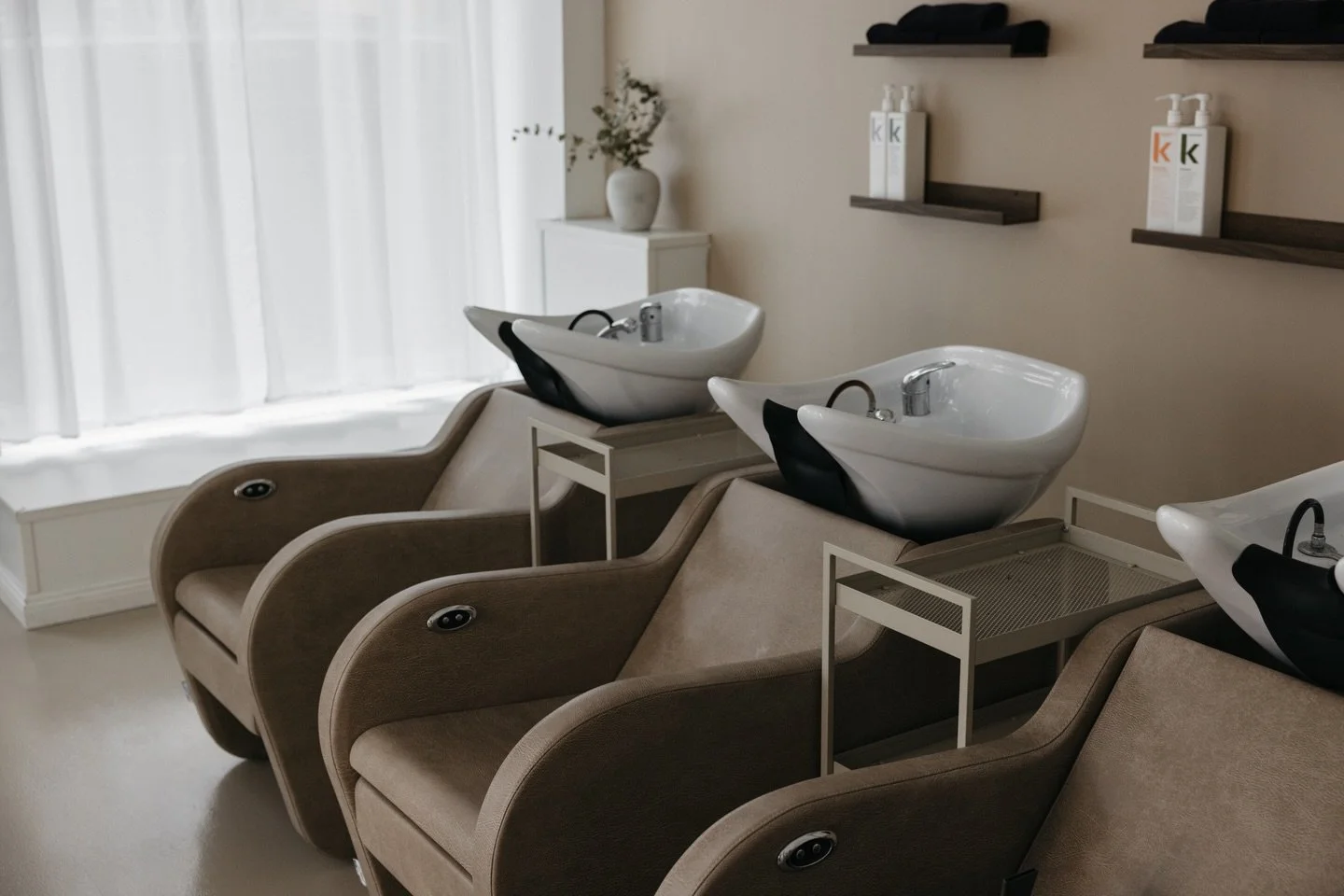 Meill&auml; Facadessa tarjoamme laajasti erilaisia palveluita eri tarpeisiin!

Palveluvalikoimastamme l&ouml;yd&auml;t hiustenpidennykset, joita teemme useilla eri tekniikoilla: beaded weft, teippi ja mago. Varaa aika konsultaatioon, niin katsotaan y