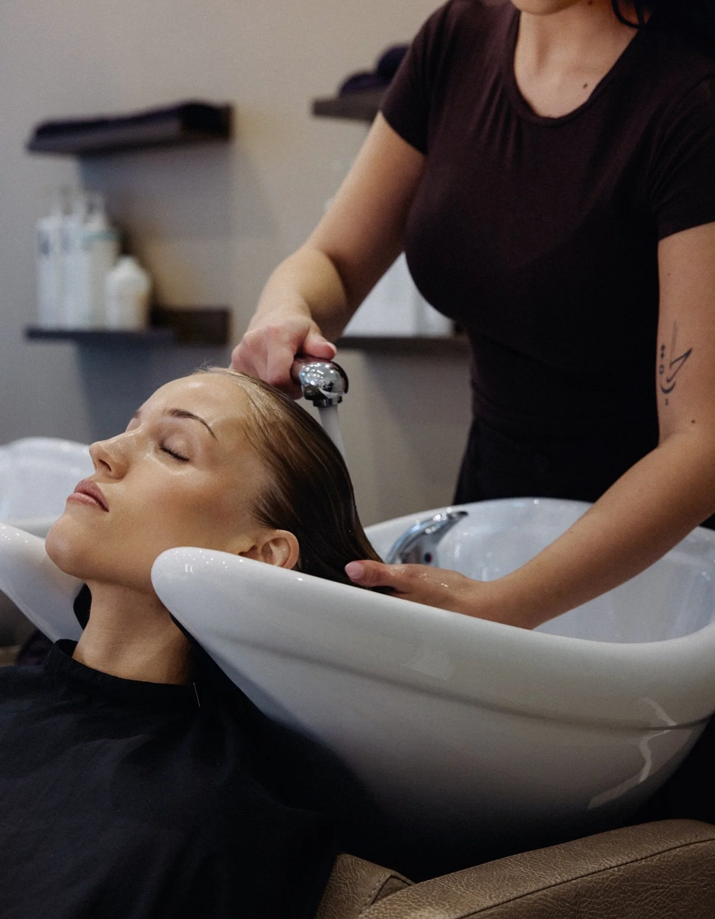 Laadulla ja ammattitaidolla. 🤎

Uskomme, ett&auml; ammattilaisen k&auml;siss&auml; kaunistautumisen ei tarvitse olla varattu vain erityisi&auml; juhlahetki&auml; varten, vaan ett&auml; itsens&auml; hoitaminen ja hemmottelu voi olla osa arkip&auml;iv