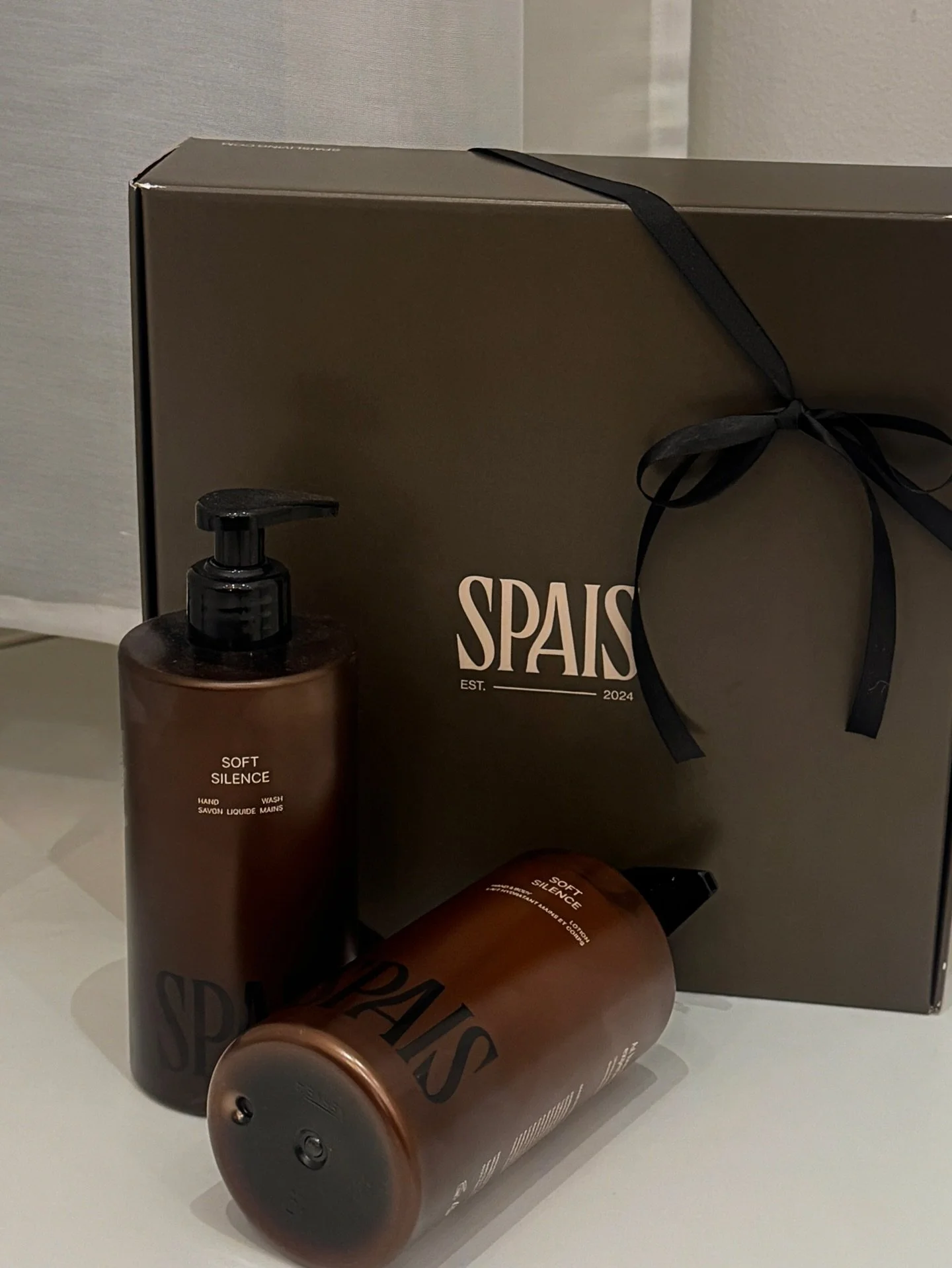 Gift ideas? 🎁

Meilt&auml; l&ouml;ytyy liikkeest&auml;mme Spaisin kauniita lahjapaketteja, joihin kuuluu k&auml;sivoide sek&auml; kevyesti kuoriva k&auml;sisaippua.

Jos rakastat ylellisyytt&auml; ja haluat kylpyhuoneeseesi spa-tunnelmaa, n&auml;m&a