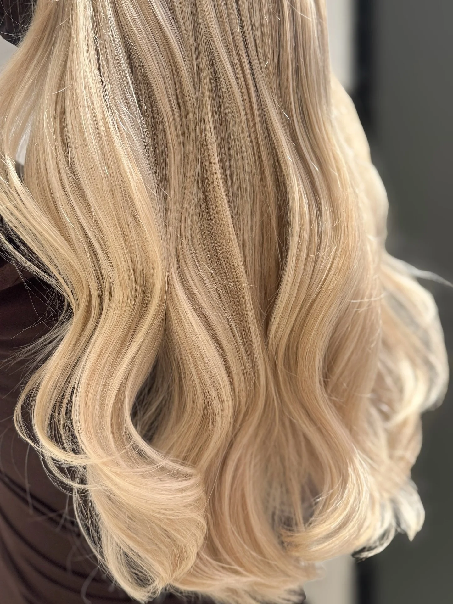 Creamy vanilla blonde🍨🍦

Onko toiveenasi mahdollisimman vaalea lopputulos raidoittamalla vai pid&auml;tk&ouml; enemm&auml;n luonnollisesta lookista?

Tihe&auml; raidoitus sopii sinulle, jos tyvikasvua on ehtinyt kerty&auml; pidemm&auml;lt&auml; aja