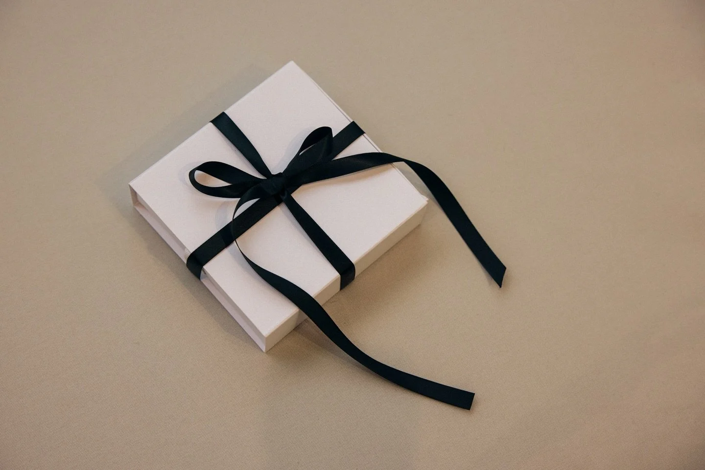 T&auml;ydellinen lahjaidea &ndash; lahjakortti l&auml;heiselle hemmotteluun. 🤍

Meilt&auml; saat lahjakortin joko pdf-muodossa verkosta tai kauniiseen lahjaboksiin pakattuna liikkeest&auml;mme.

Hy&ouml;dynn&auml; lahjakorttikampanjamme:
Sit&auml; p