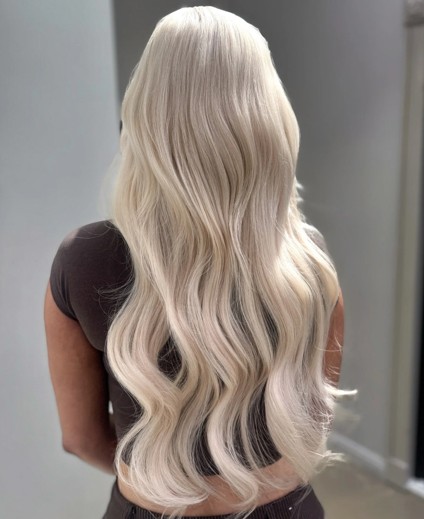 Varaa aika veloituksettomaan konsultaatioon! 🤍

T&auml;ss&auml; asiakkaalle on tehty tyvivaalennus ja s&auml;vytys, joka istuu t&auml;ydellisesti beaded weft- tekniikalla tehtyihin pidennyksiin. Asiakkaalle on asennettu kolme hiusnauhaa @pastellhair