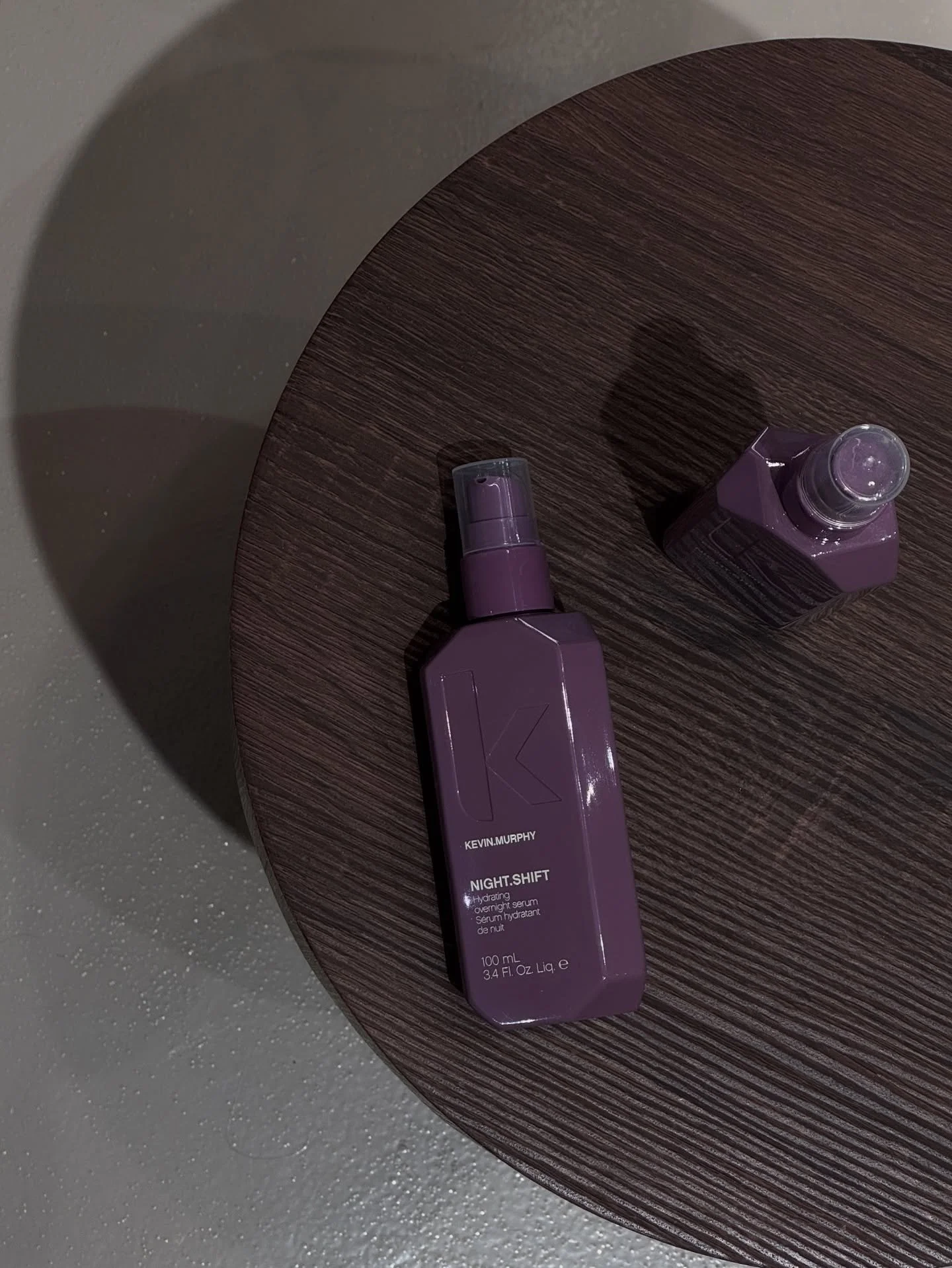 Uutuus Kevin Murphylta: Night shift- seerumi🌜

Night shift- seerumi on hyaluronihappoa ja kakaduluumu- uutetta sis&auml;lt&auml;v&auml; hiuksiin j&auml;tett&auml;v&auml; y&ouml;seerumi. 

Se tehokosteuttaa hiuksia 12 tuntia, tekee niist&auml; pehme&