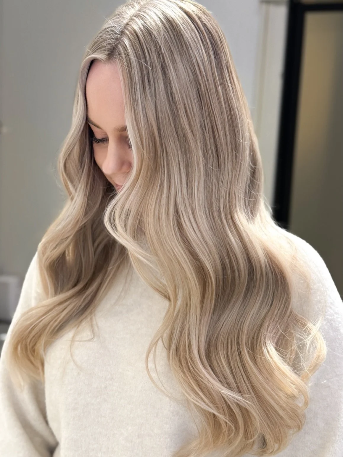 T&auml;lle asiakkaalle on tehty tihe&auml; koko p&auml;&auml;n raidoitus, olaplex- hoito, s&auml;vytys ja latvojen siistiminen. 🤍

Tihe&auml;ss&auml; koko p&auml;&auml;n raidoituksessa folioraidat tehd&auml;&auml;n tihe&auml;mmin kuin tavallisessa k