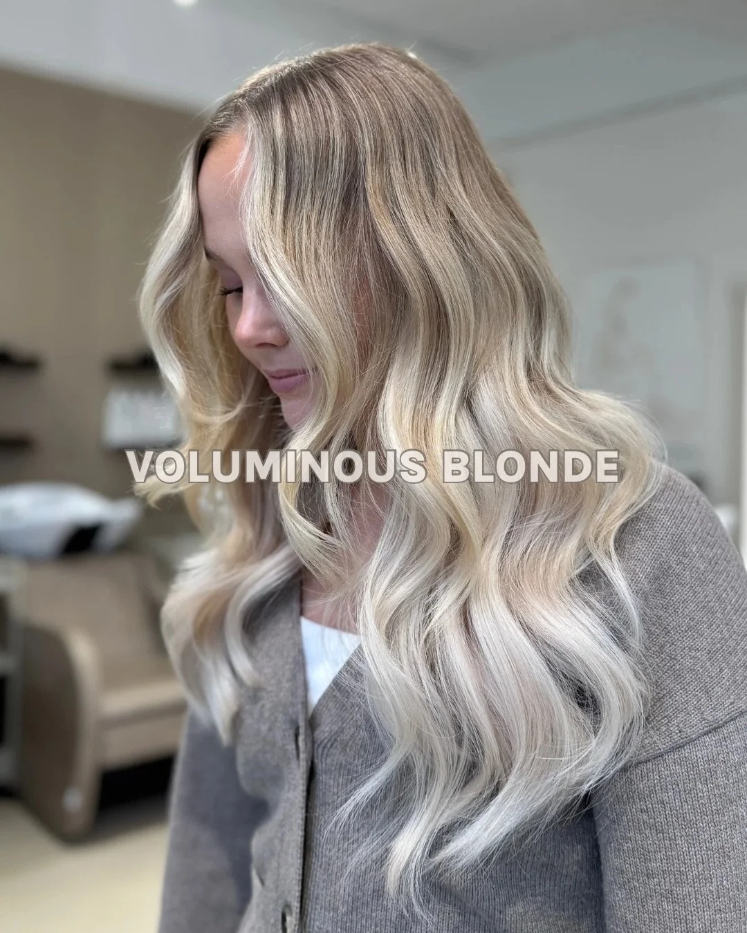 Voluminous hair? Yes please! 🤍

T&auml;lle asiakkaalle saatiin upea lopputulos asentamalla kolme hiusnauhaa @pastellhair hiusta. S&auml;vyn&auml; k&auml;ytimme 13-620 ja tekniikkana beaded weft.

Voit varata ajan maksuttomaan konsultaatioon ja voimm