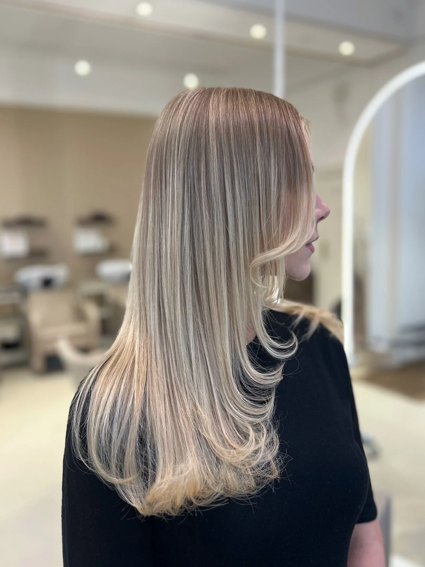 T&auml;lle asiakkaalle tehtiin kevyt raidoitus, olaplex- hoito ja freesattiin leikkaus, sek&auml; tietenkin kaunis viimeistely! 🤍 

@hairbyeevi 

K&auml;y lukemassa lis&auml;&auml; raidoituspalveluistamme osoitteessa www.facadehelsinki.fi

#FACADE
#