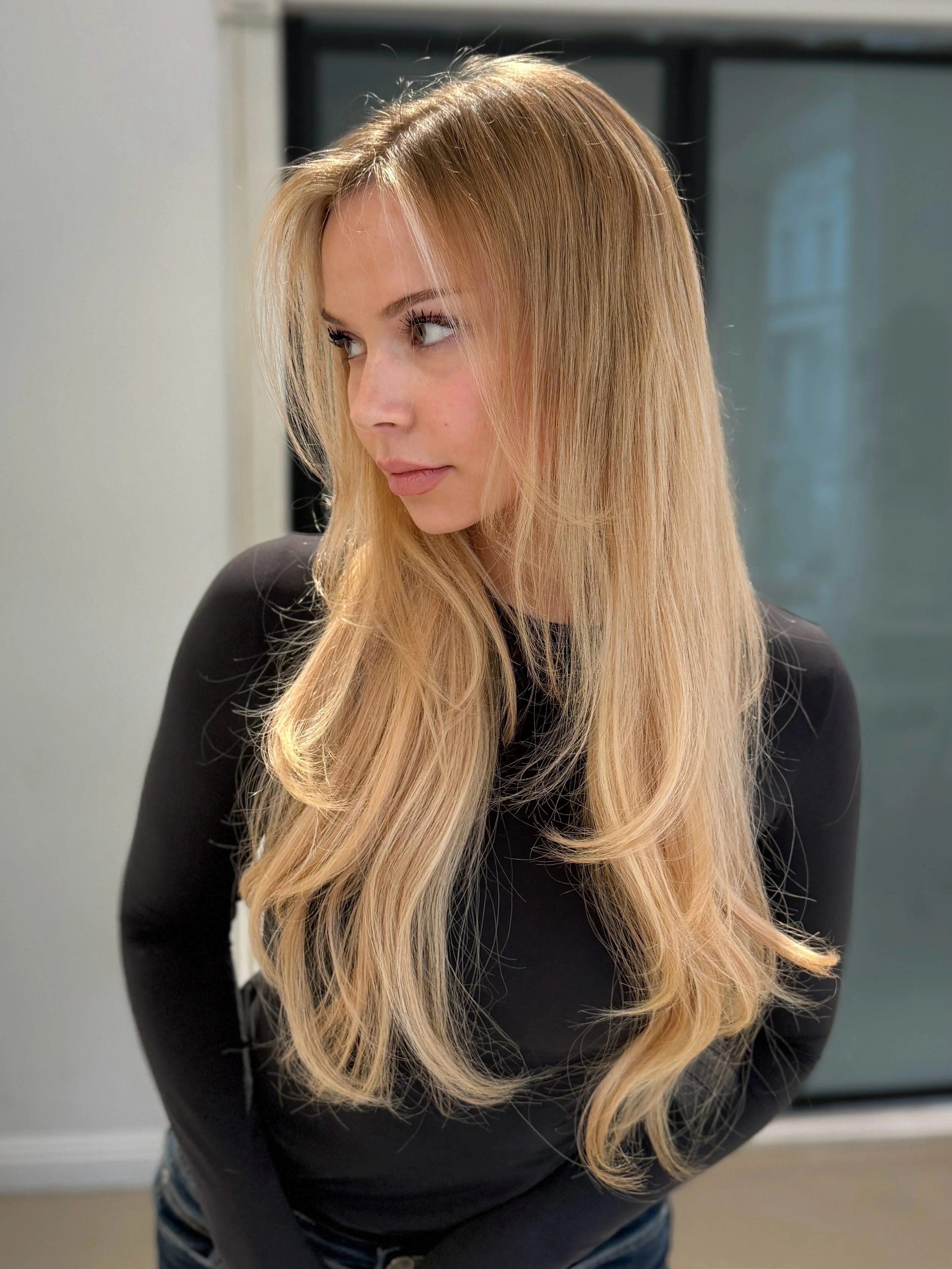 This is THE hair of summer 🧚🏼&zwj;♀️✨

T&auml;ss&auml; ihanalle @laurahirvipuro lle asennettuna kahden rivin beaded weft- pidennys, k&auml;ytt&auml;en kolmea hiusnauhaa. 🤍 Swaippaa n&auml;hd&auml;ksesi l&auml;ht&ouml;tilanne, ja miten upea lopputu