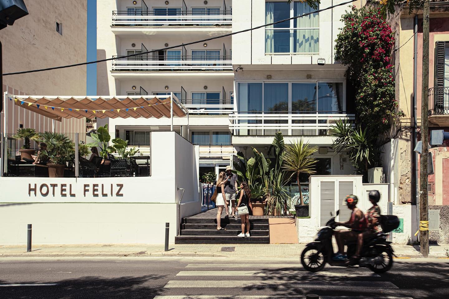 I&rsquo;m the middle of Palma&rsquo;s Brooklyn you find our beautiful hidden gem! 

Pay us a visit if your in the area ☕️🥂

#elterreno #palmademallorca #palmaharbour #view #hotel #restaurant #drinks #boutique #boutiquehotel