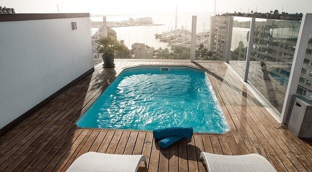 Who else wish to just check in to the pool and stay there during the whole summer🤔🏖 

#pool #refreshing #aquarium #terrace #hotel #hotelfeliz #rooftop #rooftoppool #summer #relax